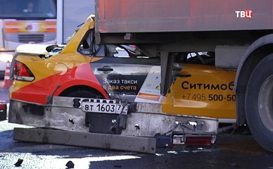 На МКАД произошло столкновение такси и фуры На МКАД произошло столкновение такси и фуры