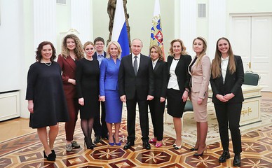 Путин и девочки: Путин рассмешил девушек во время совместного фото Путин и девочки: Путин рассмешил девушек во время совместного фото